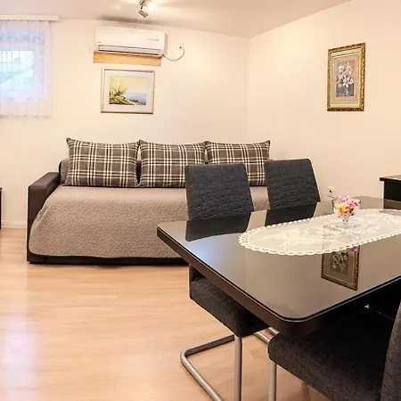Apartman Adriana *